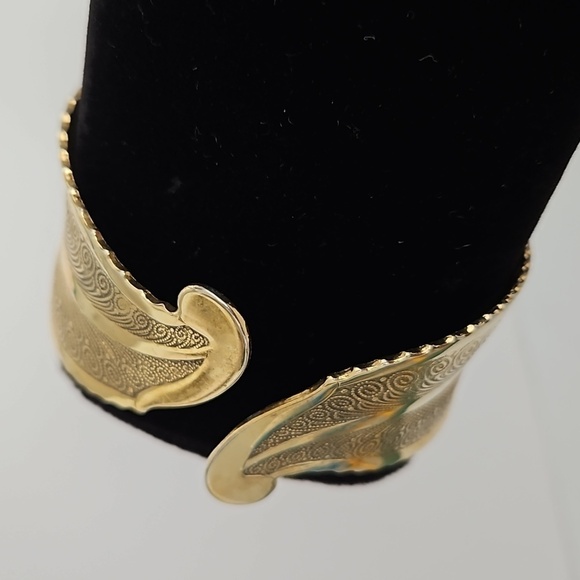 Hindged Retro Goldtone 2 1/4" Dia. Bracelet - Picture 2 of 7